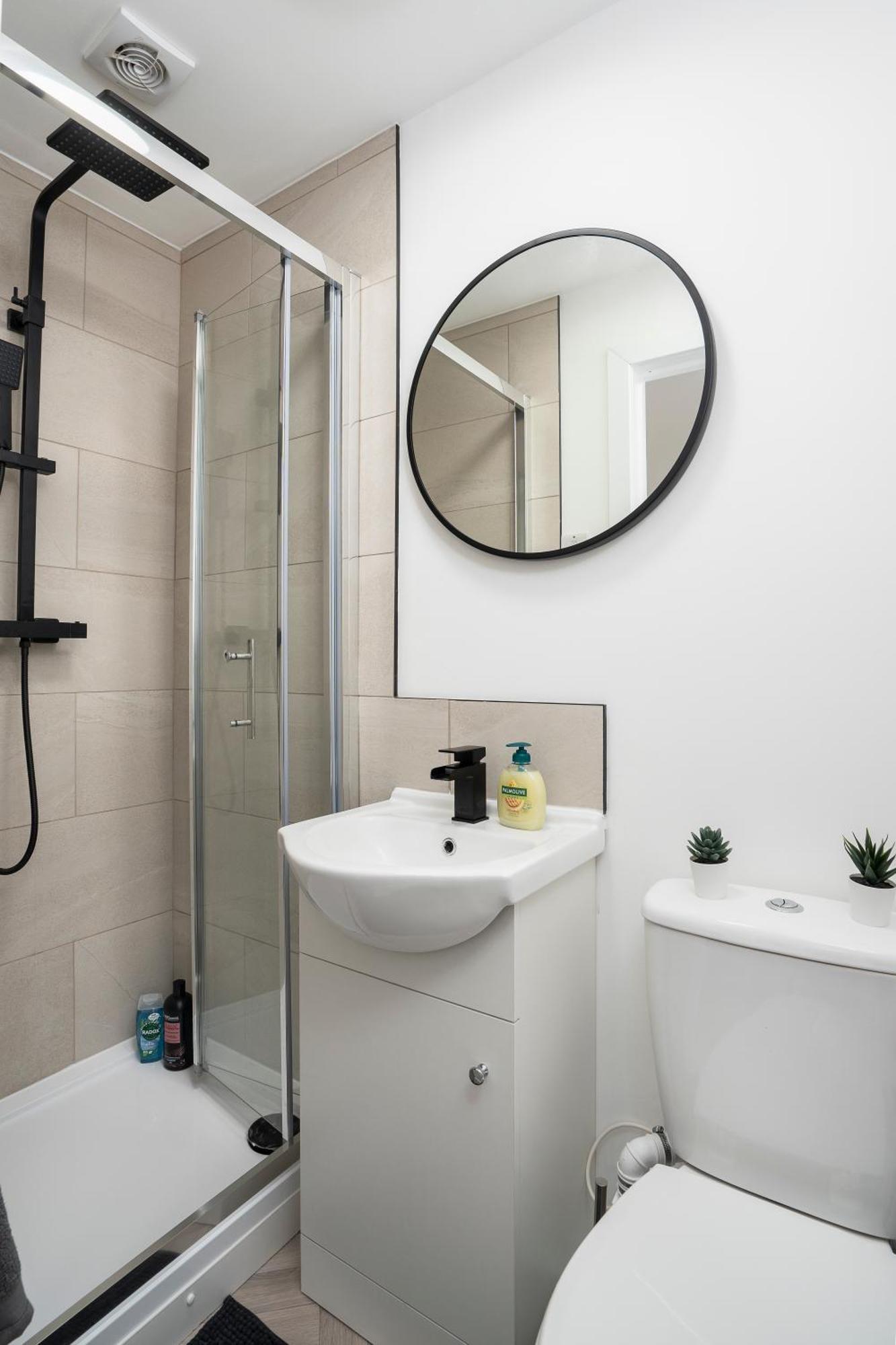 Modern 4 Bed House-Free Parking Leilighet Burton  Eksteriør bilde