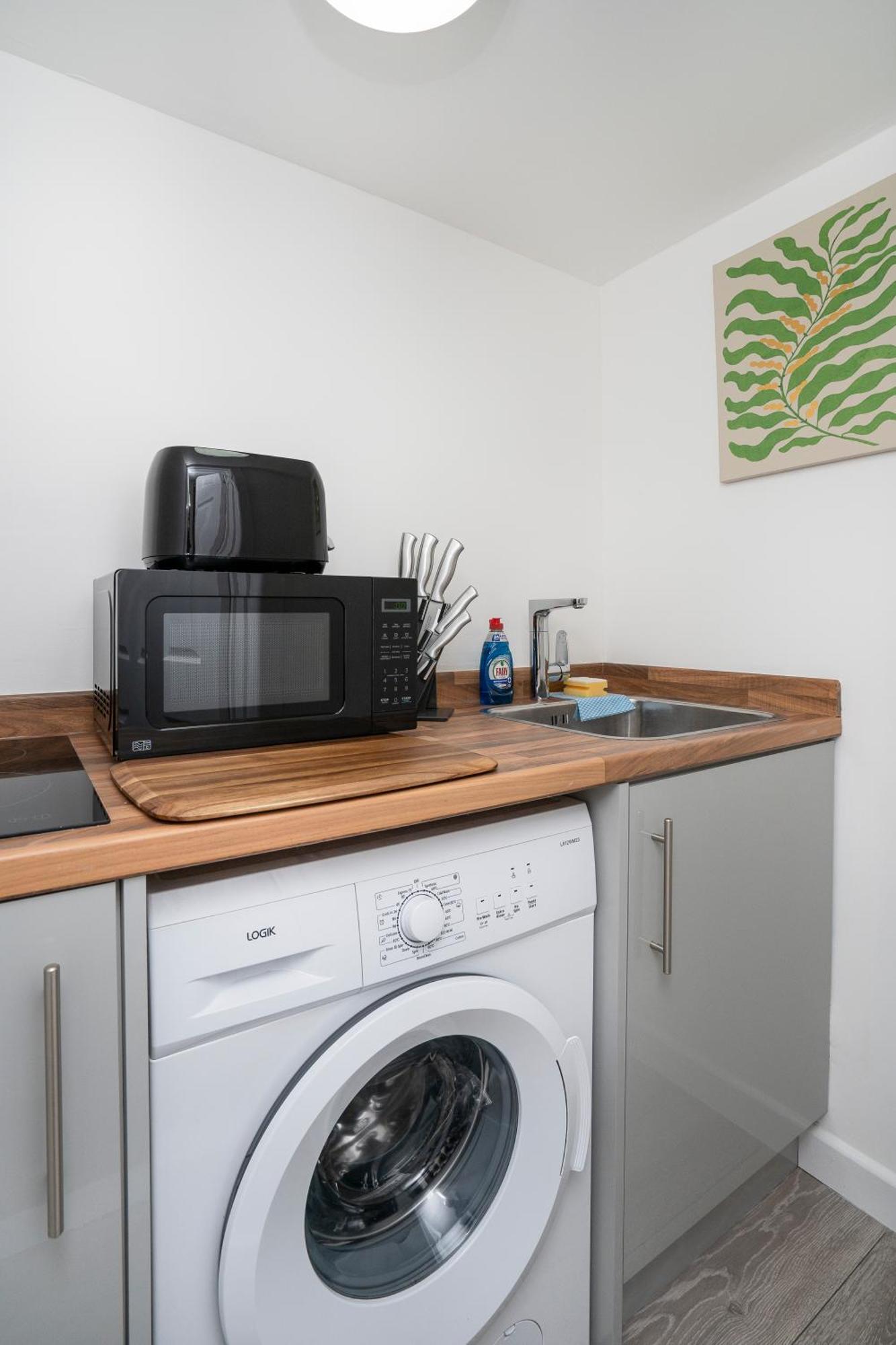 Modern 4 Bed House-Free Parking Leilighet Burton  Eksteriør bilde